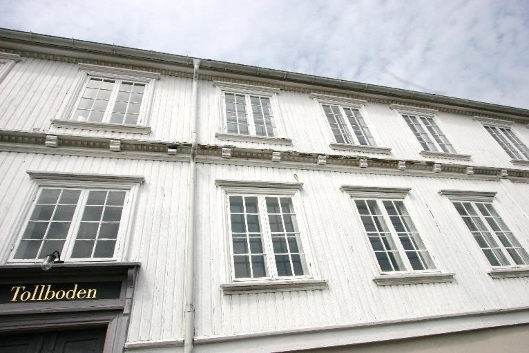 Mellom to av stuene i første etasje (rom 101 og 102, figur 13 og 14) er det to-fløyede dører, som også er utført i empirestil. I flere rom er det bevart halvsirkelformede ovnsnisjer.