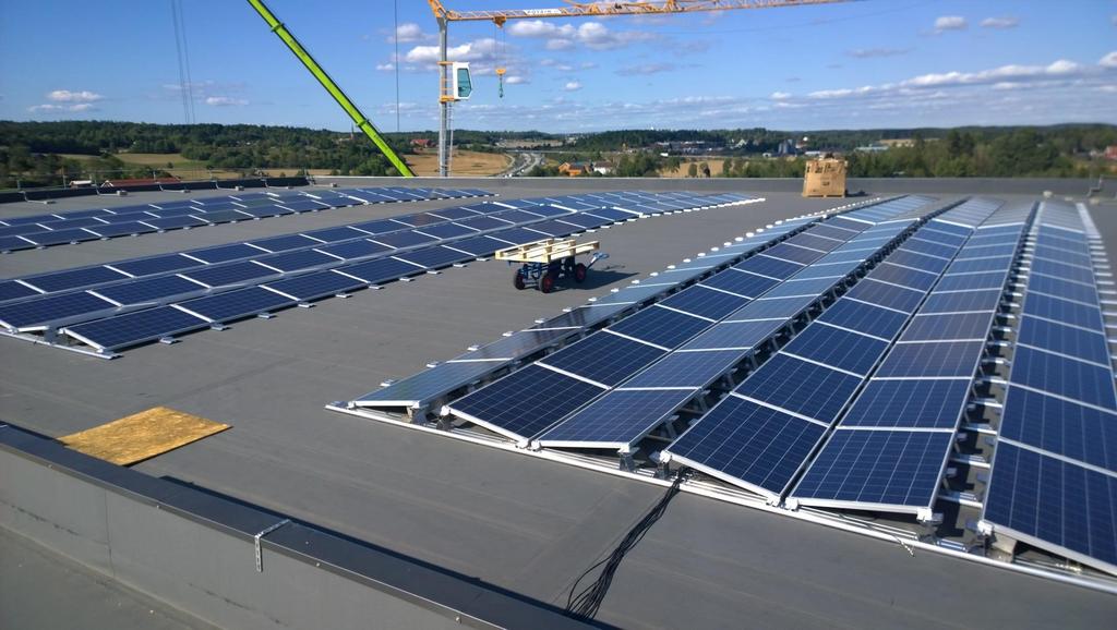 ASKO produserer så mye solenergi at de kan overskride grensene for innmating som er tillatt i plusskundeordningen esmart ser på