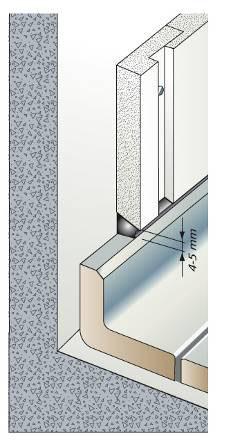 Ved bruk av flissokkel kan denne avstanden måtte endres. All lengdejustering av panelene foretaes mot tak med 5 mm klarering mot taket.