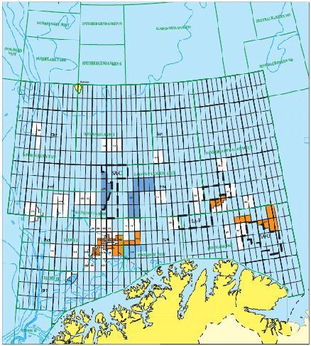 Rapport fra Sameksistensgruppen II 21 Figur 2.1: Sokkelkart for Barentshavet. Områder som er åpnet for petroleumsvirksomhet av Stortinget er markert med rutenett (blokker). 2.2 Åpnede og uåpnede områder i Lofoten Barentshavet Som nevnt i kapittel 2.