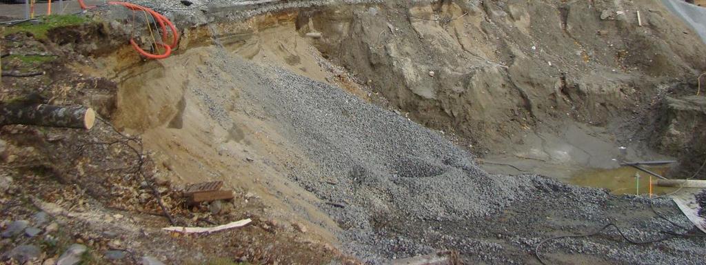 Ved byggingen av UiBs nye Odontologibygg var massene eksponert i byggegropen. Massene i består av grus- og sand (Figur 2). Figur 2.