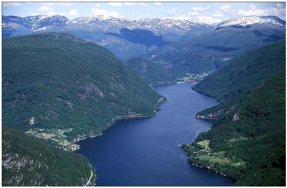 Vurdering av landskapsområder i Hordaland Landskapstype: TRANGE OG DYPTSKÅRNE FJORDARMER Representert i region: LR22, LR23 Antall LO i typen: (17) Svært stor verdi: 0 Stor verdi: 4 Middels verdi 9