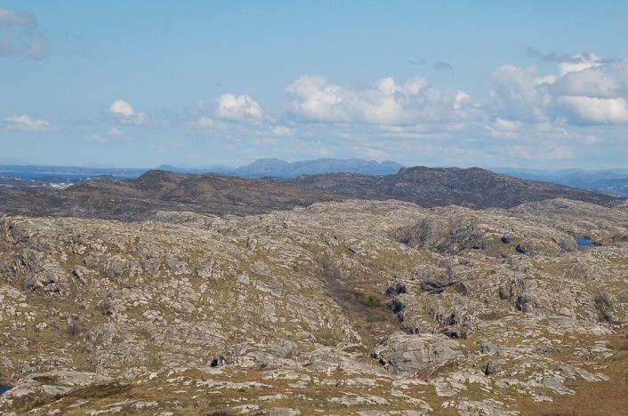 Vurdering av landskapsområder i Hordaland Landskapstype: KYSTHEIENE Representert i region: LR20, LR21 Antall LO i typen: (56) Svært stor verdi: 1 Stor verdi: 3 Middels verdi 27 Vanlig forekommende: