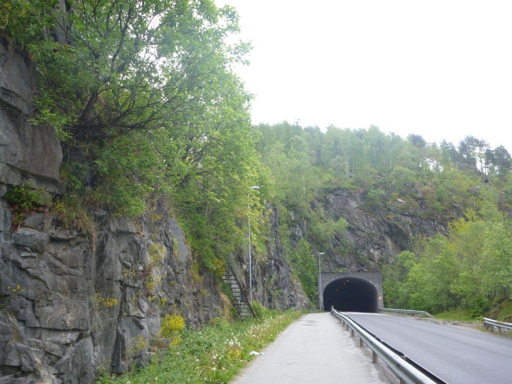 3 Klettatunnelen, vestre tunnelpåhogg med bratt skjering og bustadområde over til vestre i biletet.