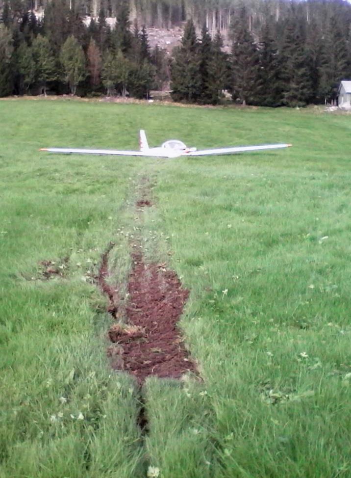 Statens havarikommisjon for transport Side 3 Landingen ble så hard at hjulene trengte gjennom gresstorven, og hovedunderstellet ble revet av flyet.