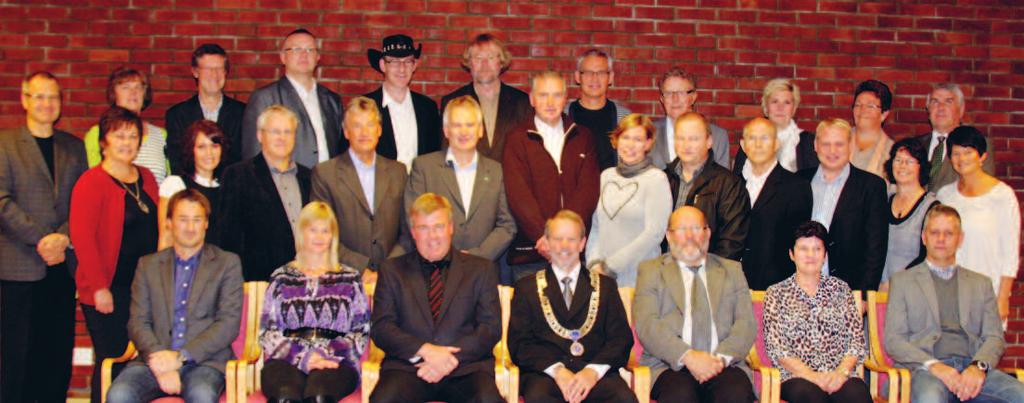 Ordførar Torodd Urnes takkar det gamle kommunestyret for godt samarbeid gjennom fire år. Luster kommunestyre 2007-2011. Framme f.v.