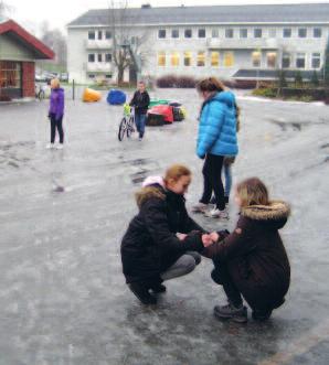 Så viser dei korleis ta ansvar for uteområdet sitt ved å plukke opp boss som ligg og flyt.