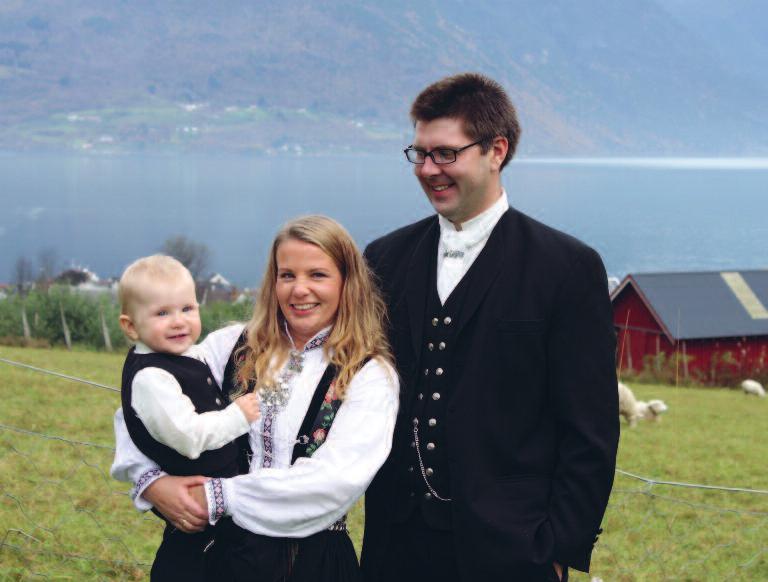 Nye lustringar Daniel, Bjarni og Irene har flytta til Solvorn - Etter å ha budd sju år i Førde, var det på tide å flytte heim.
