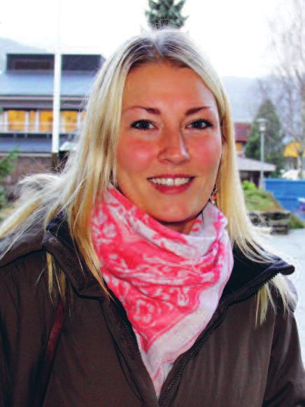 Ho studerer for tida idrett, fysisk aktivitet og helse ved Høgskulen i Sogn og Fjordane, og har tidlegare skaffa seg ei bachelorgrad i økonomi og administrasjon. Nina bur i Sogndal saman med sambuar.