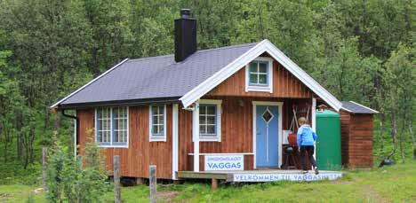 Følg stien eller fjæra til Nord - Lenangsbotn. Følg stien videre ca. 9 km til hytta.