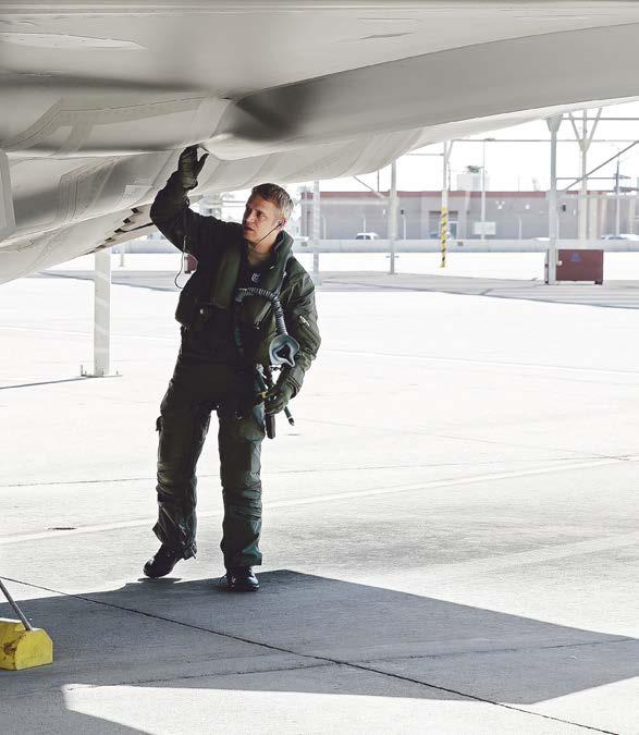Midt i det hele står jagerflyger og oberstløytnant Martin «Tintin» Tesli. Han er sjef for den norske avdelingen på Luke og har vært med fra starten sommeren 2015.