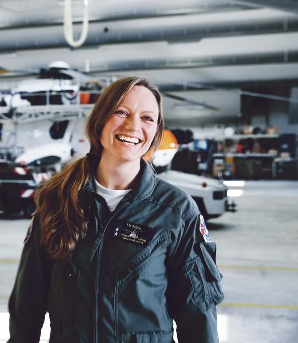Tjenesten driftes av Luftforsvaret, på oppdrag fra Justis- og beredskapsdepartementet, og Linn Elise Rølvåg er en av helikopterflygerne. Jeg er en del av et crew på seks personer.