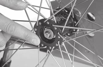 6.2 Drivhjul Fjern quick release akselen i navhylsen før montering av drivhjulet, før den deretter gjennom senteret i drivhjulet og inn i navhylsen