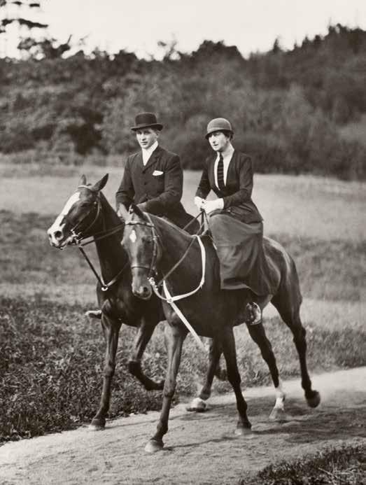 Riding Riding Fotografiene viser dronning Maud og familien på ridetur. De er tatt i England, i Slottsparken og på Bygdøy.