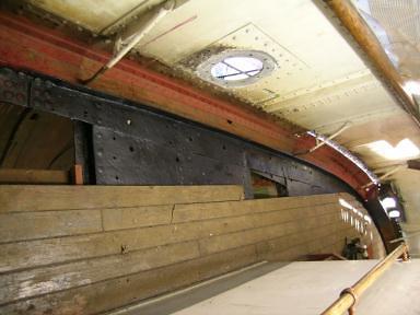 Tre plank innenfor ble også fornyet fra spant 17 og akterover, grunnet råte i planken. Etter at stålarbeidet var utført, ble det lagt ned ny plank.