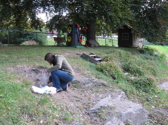 Det er registrert CCA-impregnert trevirke i kantstokker rundt sandbasseng og lekeapparater. Kreosotimpregnert trevirke er ikke registrert.