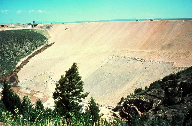 5.Juni 1976, Teton dam, Idhoa, kollapser Lekkasje og erosjon skjer ikke bare i dalbunnen 9 bulldozer på vei ned for skyve masser