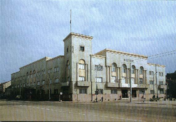 ro/satumare turism monumente; www.satu-mare.net ): Muzeul judetean cuprinde sectii de arheologie, istorie, etnografie si arta populara (sectie amenajata intr-o cladire construita in sec.