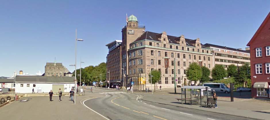 Gråsteinsbygningen som i dag huser Hotel Clarion Collection ble oppført i 1919/1920 for Nordenfjeldske Dampskipsselskab, og er et eksempel på nybarokk.