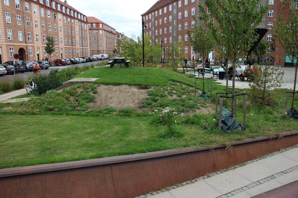 6.5 Tåsinge Plads (Skt Kjelds kvarter) - byrom med mange funksjoner Tåsinge Plads er Københavns første klimatilpassede byområde, anlagt i 2014.