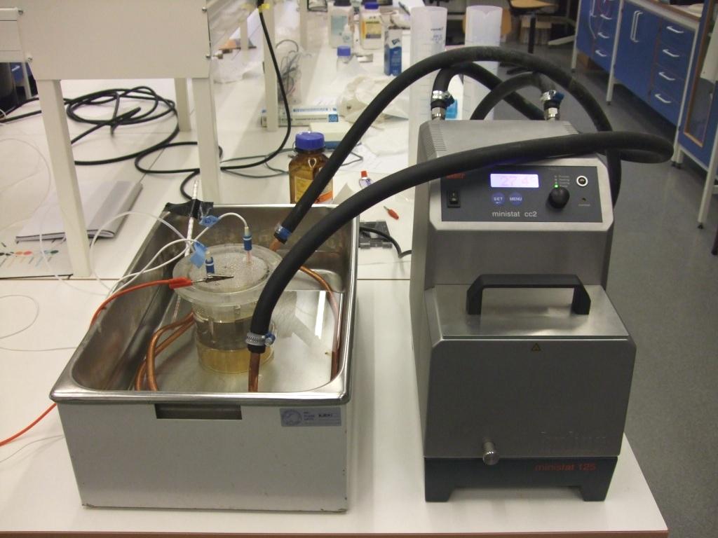 Figur 3.11: Vannbadet, termostaten og testcellen som ble brukt under forsøkene. 3.3.1 Pittingtest Det ble besluttet å anvende potensiodynamisk polarisasjon til pittingforsøkene, basert på ASTM standard G 61 [17].