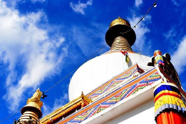 Vi skal holde oss i ro et par netter og overnatter i Paro. Lørdag 18. november: Paro/Taktshangklosteret (F,L,M) I dag står Bhutans mest berømte severdighet - Taktshangklosteret - på programmet.