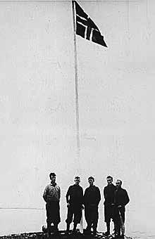 ØRNS SPALTE GRØNLANDS PAKKEPORTO NORSK OKKUPASJON EIRIK RAUDES LAND: 27. juni 1931 ble norsk flagg plantet i Myggbukta på Øst-Grønland.