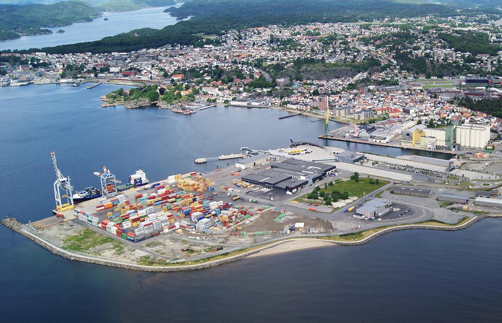 LARVIK HAVN KF ÅRSRAPPORT 215 Dette er Larvik Havn Med sin sentrale beliggenhet på Østlandet, korte innseiling og moderne fasiliteter er Larvik Havn et viktig og naturlig knutepunkt mellom sjø- og