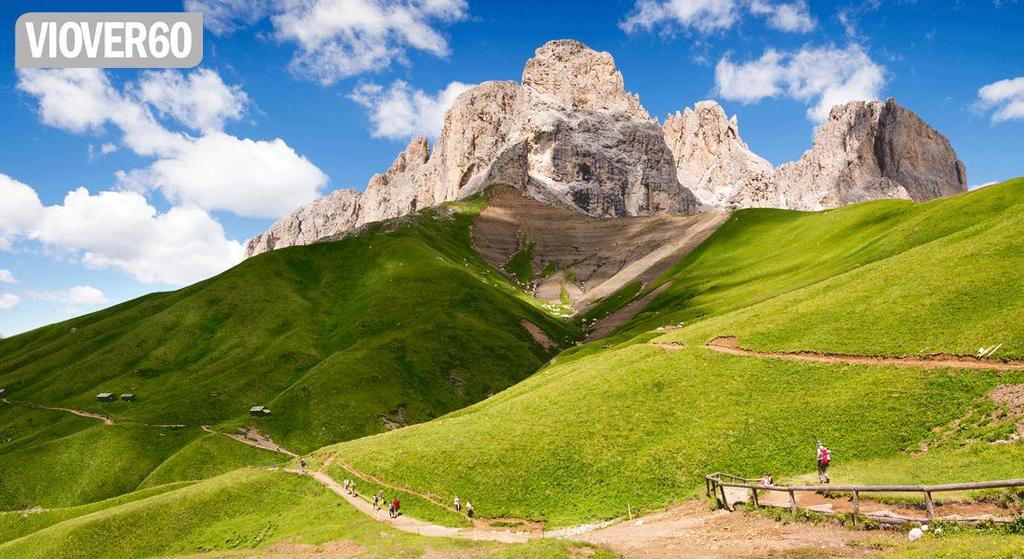 1 SINGELTUR VANDRING I DOLOMITTENE Bli med på vandreturer i de naturskjønne Dolomittene, med storslagne utsikter, spisse tinder og frodige alpeenger.