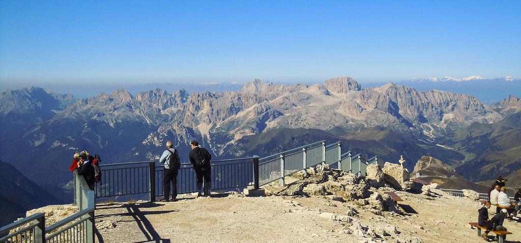 Med utsikt over disse to massivene og glimt mot Cristallo ved Cortina d Ampezzo, blir dagens vandring ca. 10 km, med ca. 200 høydemeter.
