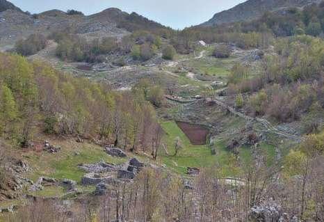 prirodnom ambijentu. U te svrhe neophodno je dodatno afirmisati i infrastrukturno unaprijediti neka od postojećih naselja.