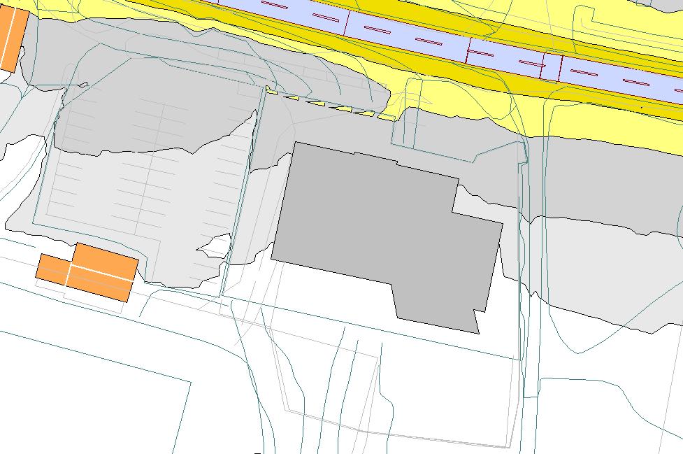 Figur 3 viser beregnet støynivå på uteoppholdsarealer i 1,5 meters høyde («ørehøyde»). Figur 3: Beregnet lydnivå (Ld) på bakkeplan i 1,5 meters høyde. Utendørs oppholdsareal markert med grønt.