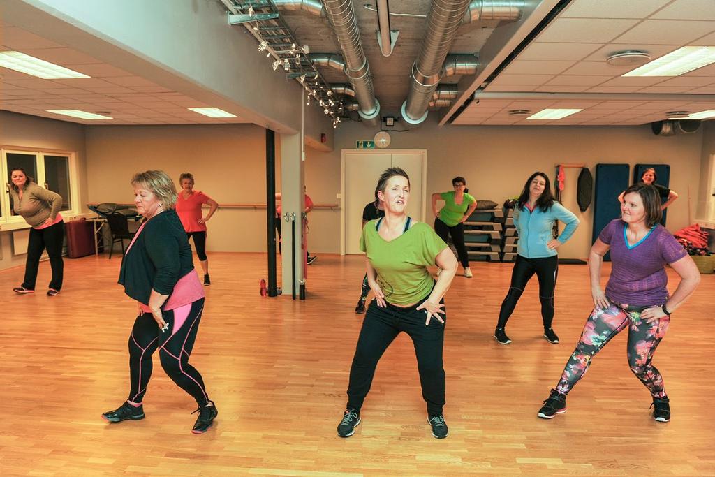 Fra en av våre Zumba-timer med Merethe Oxaas som instruktør (midten foran). Anne Grethe Taseth (fra v), Ida Berg og Magnus Myrvod ønsker dere vekommen ti BAZ og sørger for at dere kommer i trening.