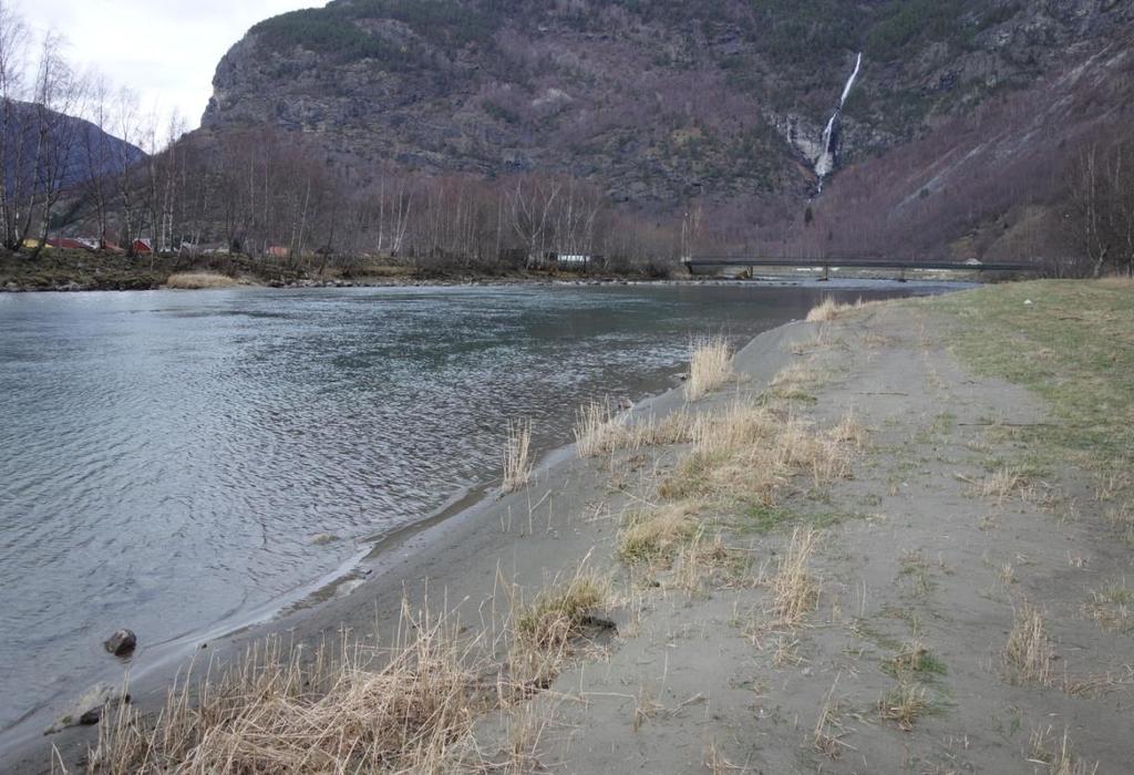 påvirket elvebiotopen i Lærdalselva nedstrøms Voll.