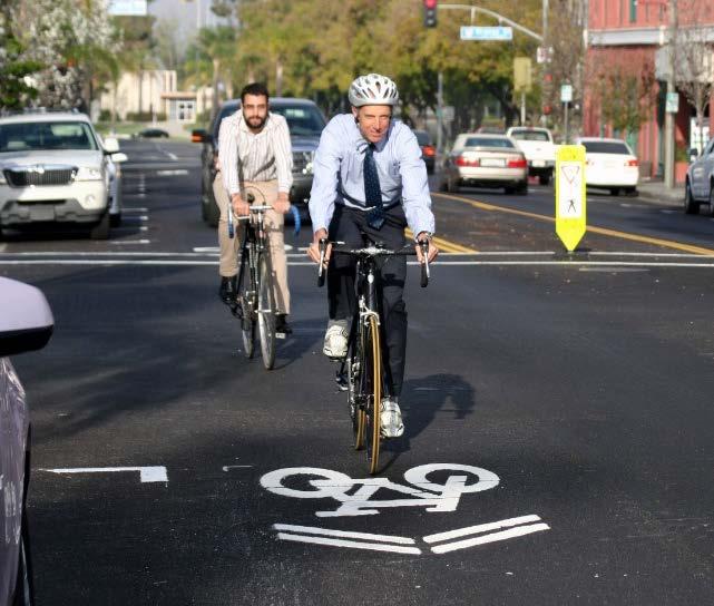 «Sharrows» Hva? Oppmerkingstiltak for sykling i blanda trafikk Hvorfor?