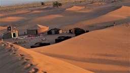 Vi overnatter i en ny nomadecamp og mens solen går ned nyter vi en herlig, ørkenlaget berbisk middag.