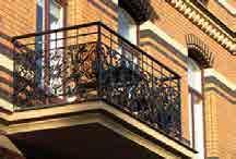 Balkongen kan bæres av bjelker som er utkraget fra gulvet innenfor eller av konsoller. Veranda En åpen eller overbygd (med tak) oppholdsplass som tilbygg til hus.