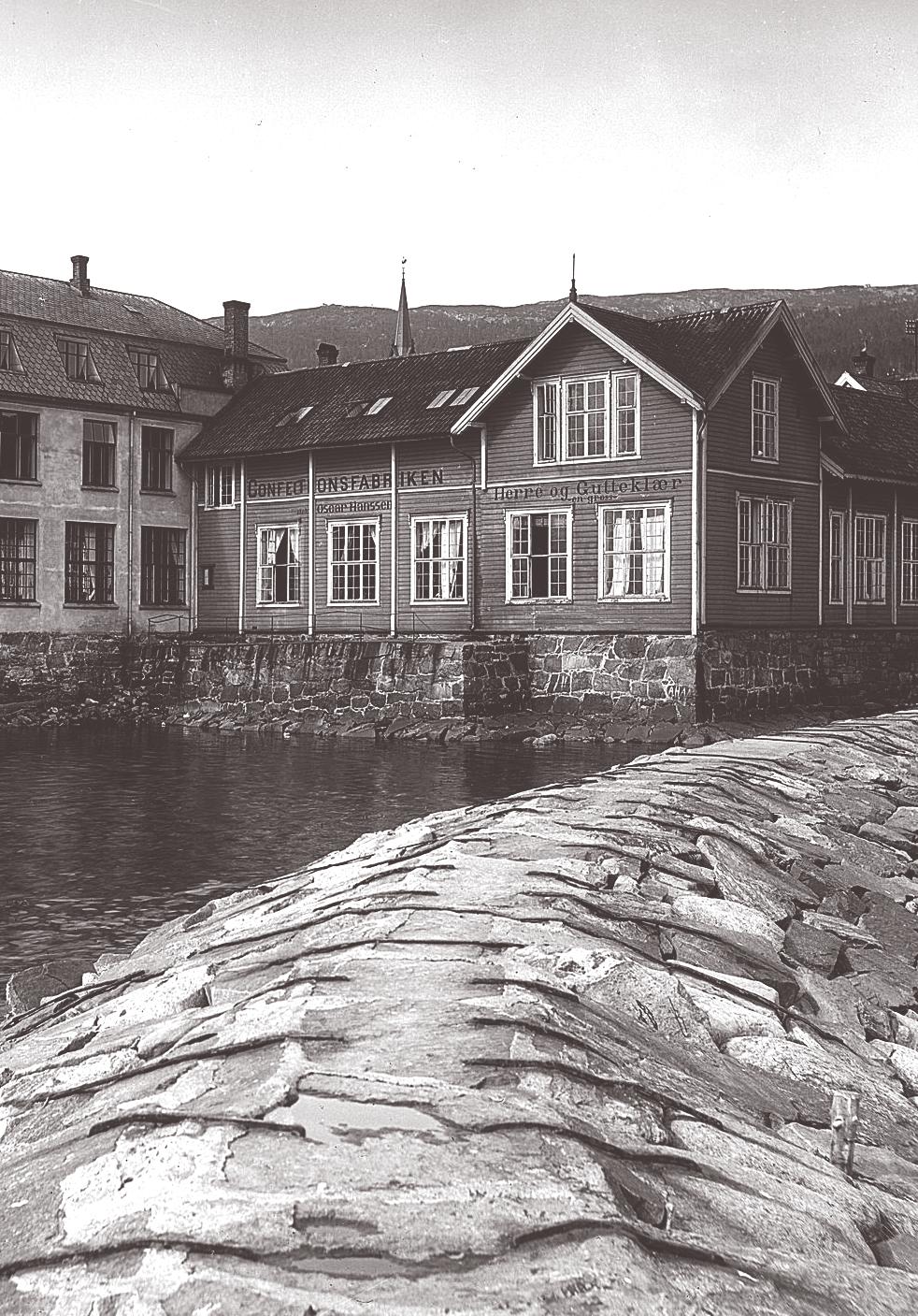 Confektionsfabrikken var den første industribedrift i byens æra som fabrikk-stad. Den ble etablert i 1905, og i 1911 sto ny fabrikk ferdig vest for Moldeelva.