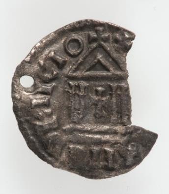 Under vises ett av funnene innlevert i år; en karolingisk mynt fra 800-tallet, funnet på Sem i Øvre Eiker.