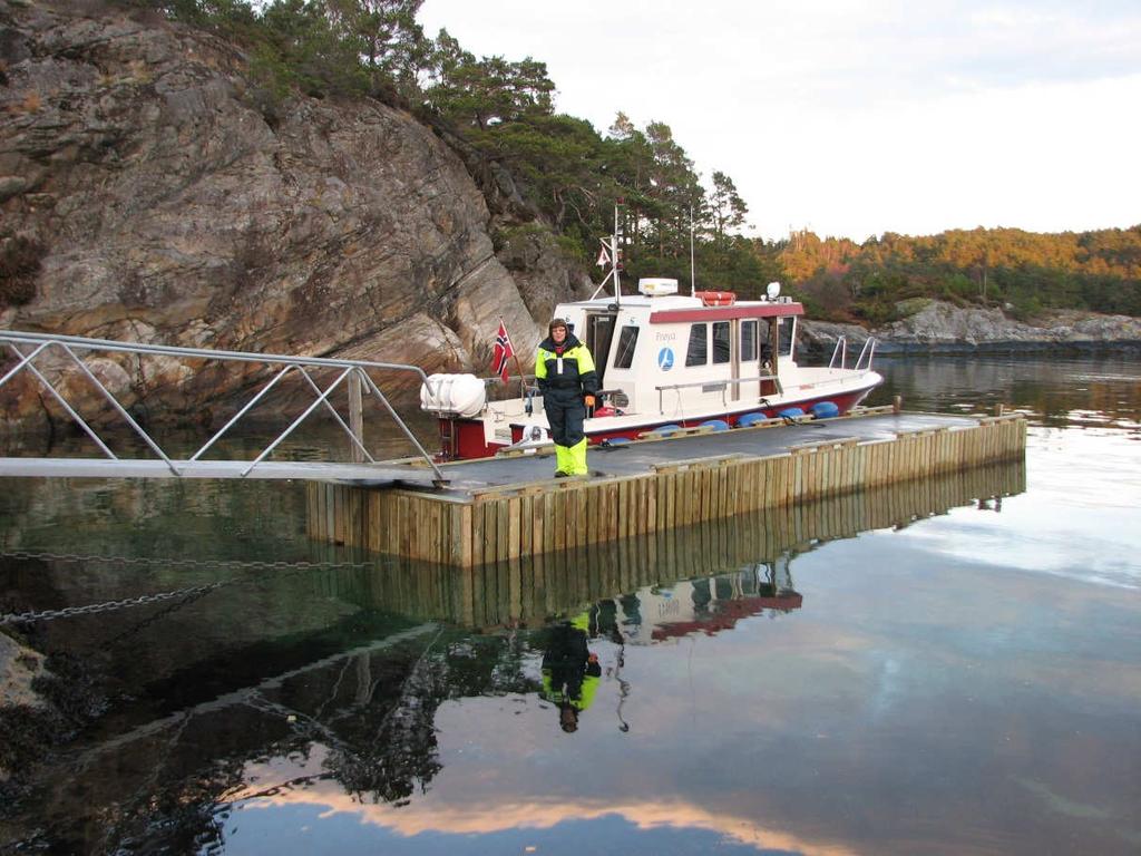 Flytebrygge i vågen på østsida av området