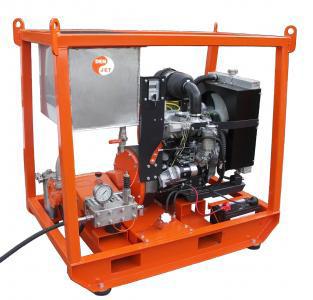 Pumpen drives av en 3- sylindret vannkjølt Kubota dieselmotor. L x B x H: 1200x800x1300 mm.