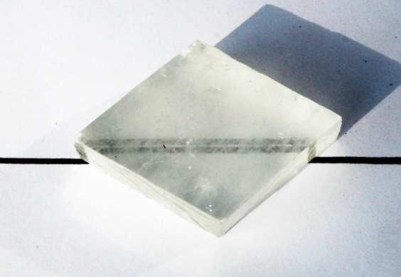 Det går an å lage en tynn skive av en kalsitt-krystall som har akkurat den tykkelsen som skal til for å forsinke tidsvariasjonen med en kvart periodetid i én komponent av elektrisk feltvektor