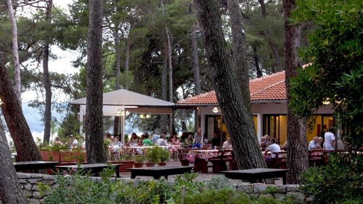 Hotellet På campingplassen er det en bar og restaurant, hvor de serverer typisk mat fra Middelhavet.