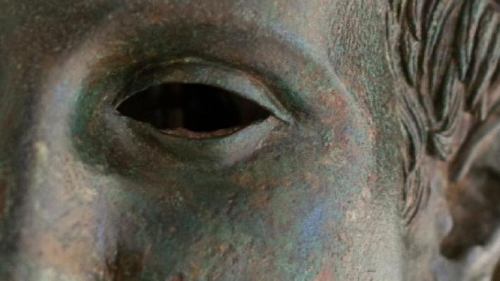 Statuen ble restaurert og kan nå sees til fulde i det moderne Apoxyomenos museet i Mali Lošinj. Den enestående bronsestatuen av sportsutøveren Apoxyomenos. Blue World Delfiner (5.