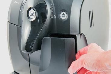 NORSK 21 RENGJØRING OG VEDLIKEHOLD Daglig rengjøring av maskinen Forsiktig: Jevnlig rengjøring og