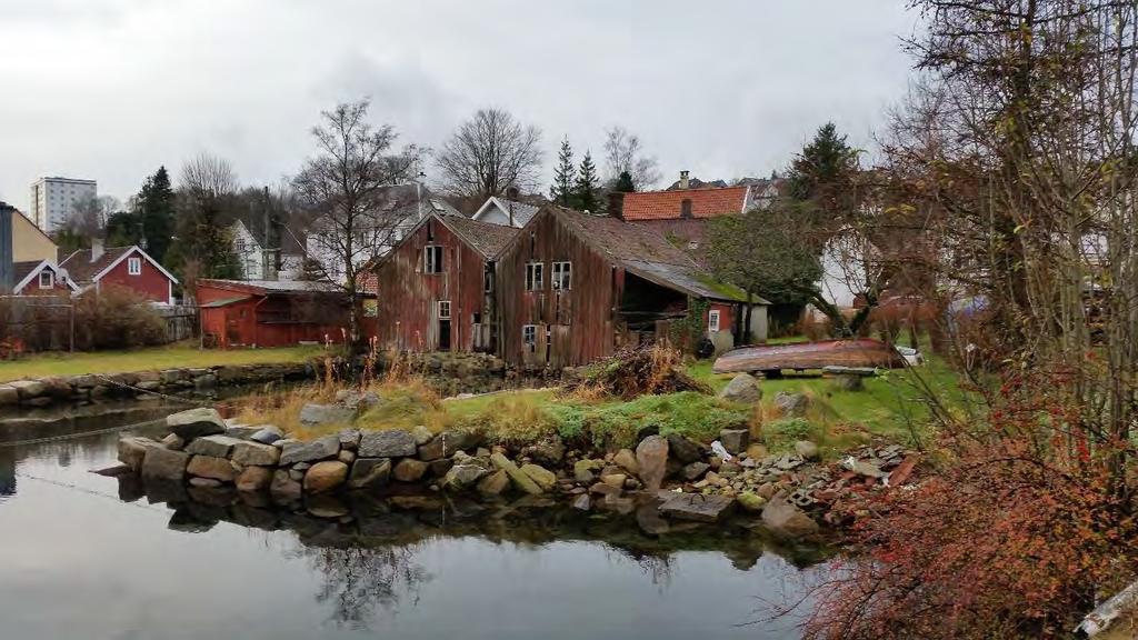 Bygningsdelene må deretter lagres tørt og luftig innen de reetableres med gjenbruk av flest mulig av de eksisterende materialene.