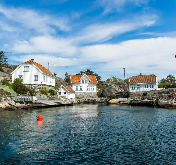 FAKTA OM EIENDOMMEN Eiendommen er idyllisk beliggende i Indre Skylleviga like utenfor Stranda (Ågerøyhavn), på utsiden av Ågerøya, med flott utsikt til holmene og havet i øst.