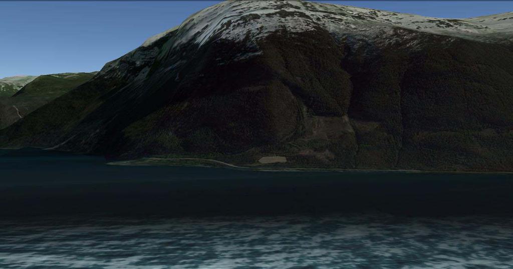 Figur 16. synar planområdet før og etter mogleg uttak, sett frå fjorden. Google earth. Uttaket vil vere synleg frå fjorden i driftsperioden.