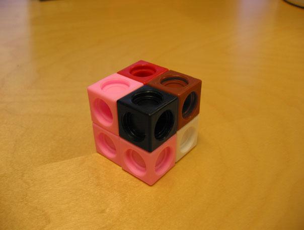 Hvor mange klosser tror du trengs for å lage en kube med 3 klosser langs hver side? Bygg og sjekk! Bygg større og større Tallene du finner, kalles for kubikktall.