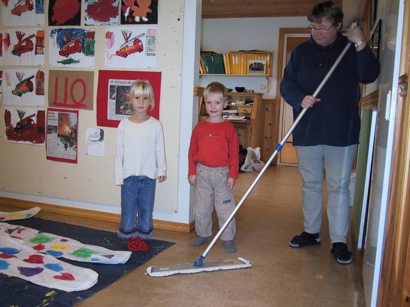 "Avdelingsmoppen" bruk den regelmessig Hver avdeling bør erstatte feiekost med mikrofibermopp.